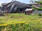 Petugas-kepolisian-memajang-garis-polisi-police-line-di-area-gudang-karet.jpg
