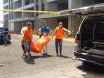 Petugas-melakukan-evakuasi-jasad-mahasiswi-yang-ditemukan-di-dalam-mobil-di-kawasan-Waru-Sidoarjo.jpg
