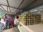 Petugas-mengamankan-ratusan-tabung-LPG-bersubsidi-di-sebuah-pangkalan-di-Tanahlaut.jpg