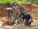 Petugas-saat-menemukan-aktivitas-tambang-emas-ilegal-di-Desa-Matang-Kanas.jpg