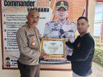Pihak-Panwascam-serahkan-penghargaan-kepada-Polsek-Pulau-Sembilan.jpg