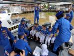 Pihak-kepolisian-bersama-dengan-siswa-siswi-SDN-Alalak-Utara-3.jpg