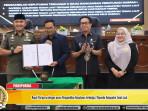 Pimpinan-DPRD-Tala-bersama-Bupati-memperlihatkan-dokumen-pengesahan-dua-raperda.jpg