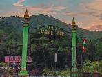 Pintu-gerbang-wisata-kuliner-Lesehan-Jabal-Nor.jpg