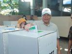 Pj-Bupati-Barito-Kuala-Mujiyat-dan-istri-mencoblos-hak-suaranya-di-TPS-15-Kelurahan-Handil-Bakti1.jpg