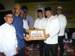 Pj-Bupati-Batola-Mujiyat-menyerahkan-bantuan-berupa-uang-Rp-25-juta-s11.jpg