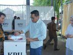 Pj-Bupati-HSS-Endri-dan-istri-Hj-Mutia-Anwary-saat-menggunakan-hak-pilih.jpg
