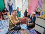 Pj-Bupati-HSS-Endri-menyerahkan-paket-bantuan-makanan-tambahan.jpg