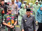 Pj-Bupati-HSS-bersama-Pj-Ketua-TP-PKK-menyambut-kedatangan-ss.jpg