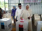 Pj-Bupati-HSS-bersama-istri-menggunakan-hak-pilihnya-di-TPS-16-Kelurahan-Kandangan-Kota.jpg