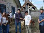 Pj-Bupati-Kapuas-Erlin-Hardi-saat-menyerahkan-hewan-kurban.jpg