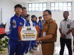 Pj-Bupati-Kapuas-serahkan-bonus-atlet-peraih-medali-Porprov-Kalteng.jpg