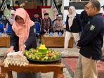 Pj-Bupati-Tabalong-Hj-Hamida-Munawarah-potong-tumpeng-2.jpg