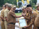 Pj-Bupati-Tala-H-Syamsir-Rahman-menyerahkan-penghargaan-Desa-Mandiri-2023.jpg