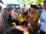 Pj-Bupati-Tala-H-Syamsir-Rahman-turut-membantu-menjual-bahan-pangan-di-pasar-murah.jpg