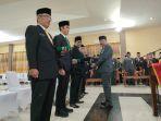 Pj-Bupati-Talamenyerahkan-SK-kepada-Isma-Fahmi-sebagai-pj-sekda-Tala.jpg