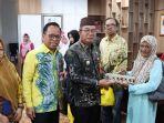 Pj-Bupati-Tapin-Muhammad-Syarifuddin-menyerahkan-bantuan-sosial-berupa-paket-sembako-bagi-KPM-PHK.jpg