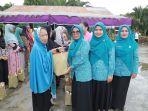 Pj-Ketua-PKK-Batola-Suharyanti-Mujiyat-membagikan-bantuan-paket-sembako-gratis.jpg