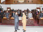 Plt-Bupati-kapuas-HM-Nafiah-Ibnor-saat-serahkan-dua-Raperda-Tahun-2023-di-dprd-13062023.jpg