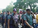Polisi-Bangladesh-seragam-lama.jpg