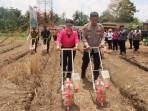 Polres-HST-bersama-masyarakat-tanam-jagung-di-Desa-Pagat-Kabupaten-HST.jpg