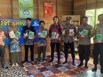 Polsek-Amuntai-Utara-Juga-Bagikan-Buku-Anti-Narkoba-ke-Kantor-Desa-Lok-Suga.jpg