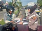 Polwan-personel-Satlantas-Polres-Tabalong-berikan-brosur.jpg