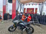 Presiden-Direktur-PT-Trio-Motor-Rita-Wijaya-menyerahkan-hadiah-undian-sepeda-motor.jpg