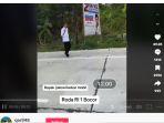 banjarmasin/Presiden-Joko-Widodo-Jokowi-berjalan-di-pinggir-jalan.jpg