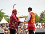 Presiden-Joko-Widodo-Jokowi-mendapatkan-gelar-adat-dari-Suku-Dayak.jpg