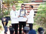 Presiden-Joko-Widodo-menerima-White-paper-dari-CEO-Kompas-Gramedia-Lilik-Oetama.jpg