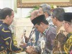 Presiden-Jokowi-serahkan-TPID-Terbaik-Tahun-2022-kepada-Gubernur-Kalsel-Sahbirin-Noor.jpg