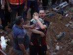Pria-Palestina-menangis-sambil-menggendong-seorang-anak-tewas.jpg