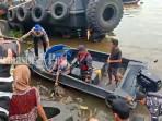 Proses-evakuasi-jasad-korban-tenggelam-di-Dermaga-Banjaraya.jpg