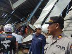Proses-evakuasi-korban-gudang-karet-yang-ambruk-di-Desa-Lianganggang.jpg