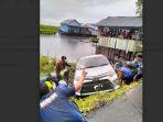 Proses-evakuasi-mobil-tercebur-di-Desa-Muning-Tengah-Kecamatan-Daha-Selatan.jpg