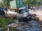 Proses-evakusi-mobil-tercebur-di-sungai-sisi-Jalan-A-Yani-Km-11-Gambut.jpg