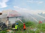 Proses-pemadaman-api-di-Komplek-Bawan-Permai-HST.jpg