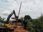 Proses-pemindahan-tiang-listrik-di-area-longsor-Jalan-Nasional.jpg