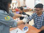 Proses-pengecekan-tekanan-darah-oleh-petugas-medis-dddd.jpg