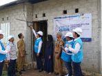 Proses-penyalaan-listrik-simbolis-di-Rumah-salah-satu-penerima-manfaat-program-LUTD.jpg
