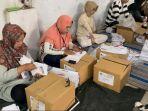 Proses-penyoritan-dan-pelipatan-surat-suara-Pemilu-2024-di-Gudang-Logistik-KPU-Banjarmasin1.jpg