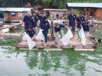 Prosesi-penebaran-benih-ikan-lokal-saat-acara-Gathering-Karyawan-Banjarmasin-Post-Grup.jpg