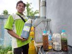 Pujianto-memperlihatkan-POC-yang-diolah-di-TPS3R-memanfaatkan-limbah-dapur.jpg