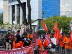 Puluhan-buruh-menggelar-aksi-unjuk-rasa-di-depan-Gedung-DPRD-Kalsel12.jpg