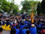 Puluhan-mahasiswa-memadati-ruas-Jalan-Lambung-Mangkurat-12.jpg