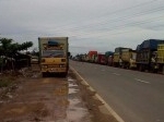 Puluhan-truk-yang-menuju-dan-dari-Pelabuhan-Trisakti-Banjarmasin-Kalsel.jpg