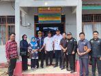 ROMBONGAN-Komisi-II-DPRD-Tala-berpose-di-Balai-Desa-Kuala-Tambangan.jpg