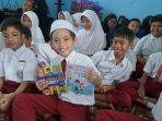 Rafan-sangat-senang-dan-antusias-dengan-bertambahnya-koleksi-buku-di-sekolahnya.jpg