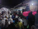 Ratusan-jamaah-padati-rumah-duka-KH-Asmuni-atau-Abah-Guru-Danau.jpg